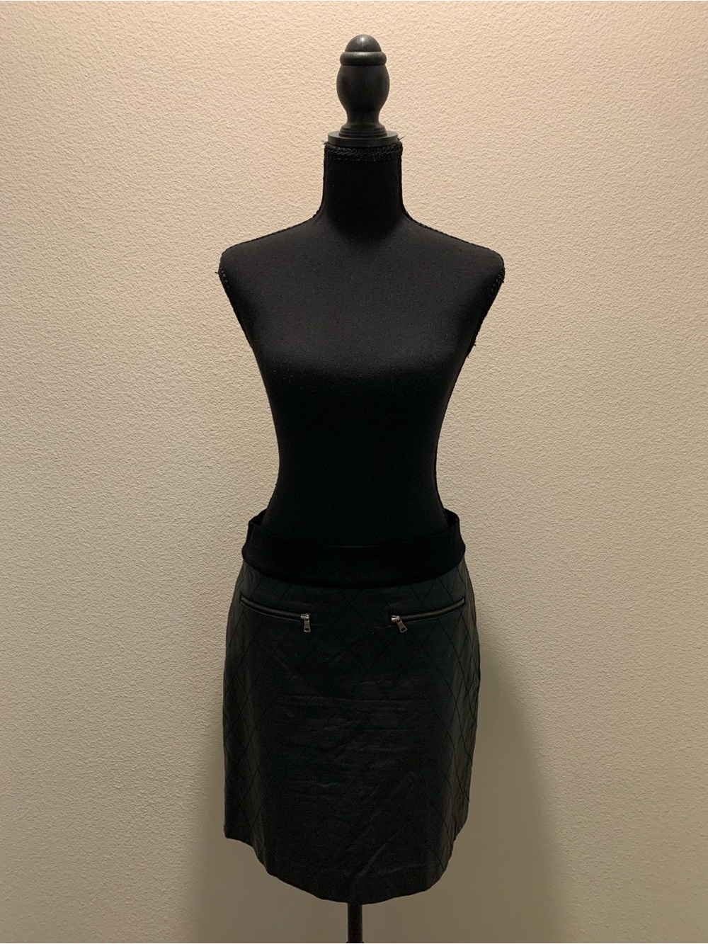 Ann Taylor Petite Black Quilted Mini Skirt with Zip Accents (Size 4P)